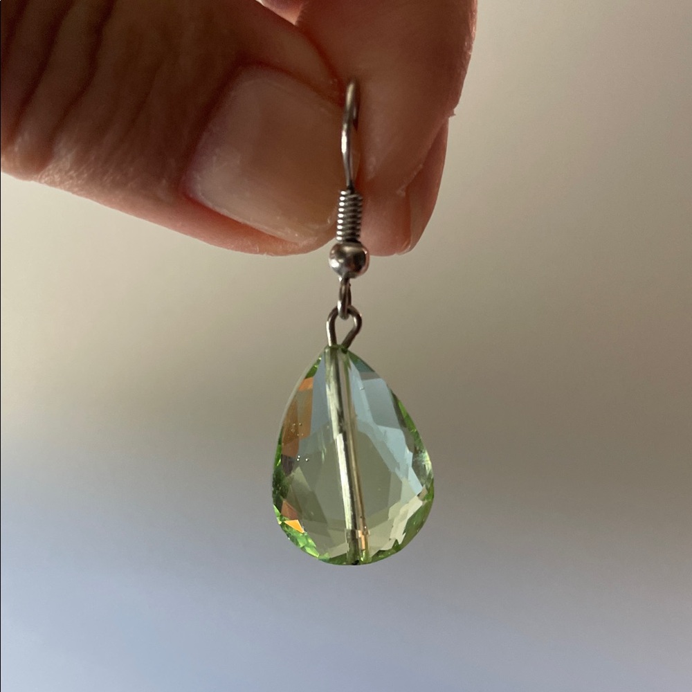 Elegant Green Teardrop Earrings - Picture 4 of 5